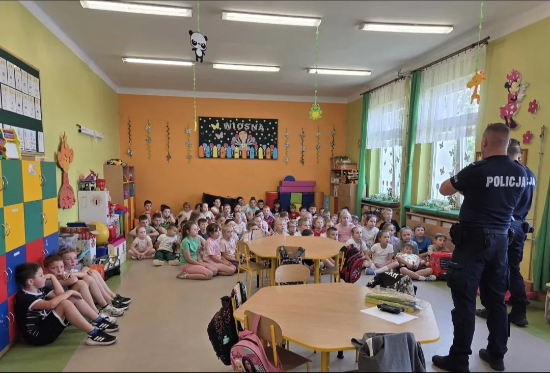 Policjanci edukują uczniów o bezpieczeństwie wakacyjnym